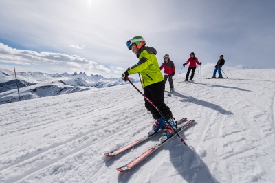 Toussuire Loisirs Hiver ski entre amis Les Sybelles